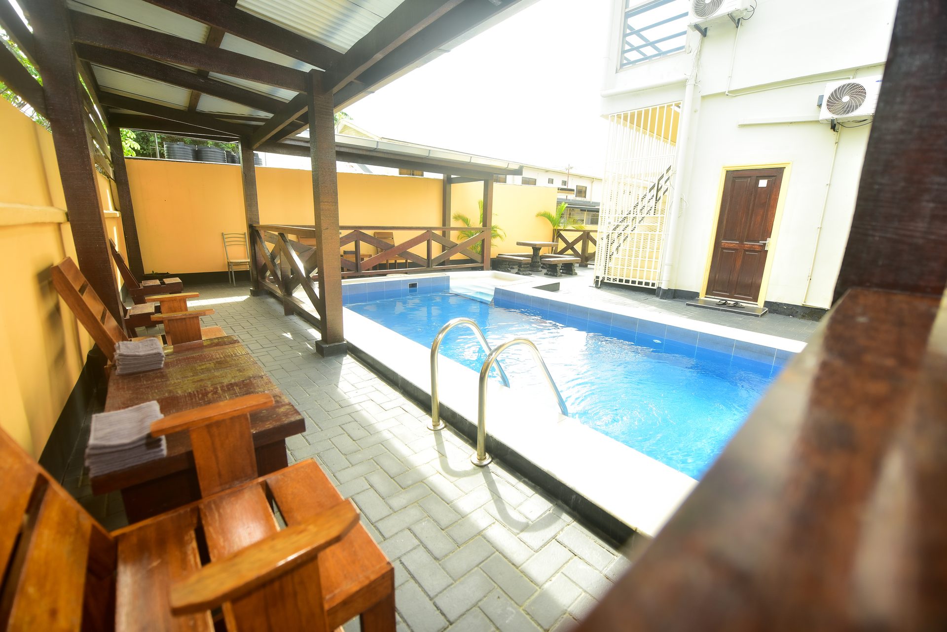 swimmingpool